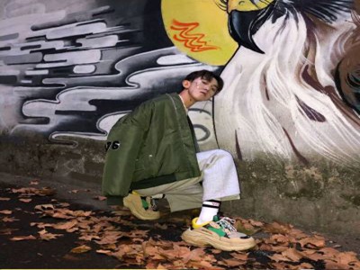 老师穿白色双开真丝旗袍怎么穿,旗袍新风尚：职场女性优雅秘籍